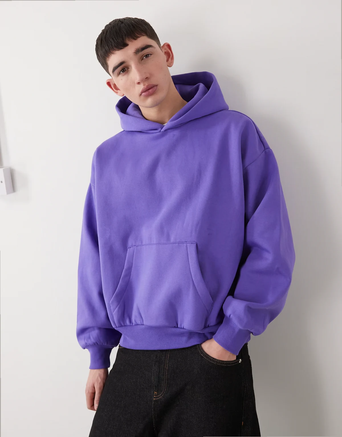 – Kastiger Oversize-Kapuzenpullover in Flieder