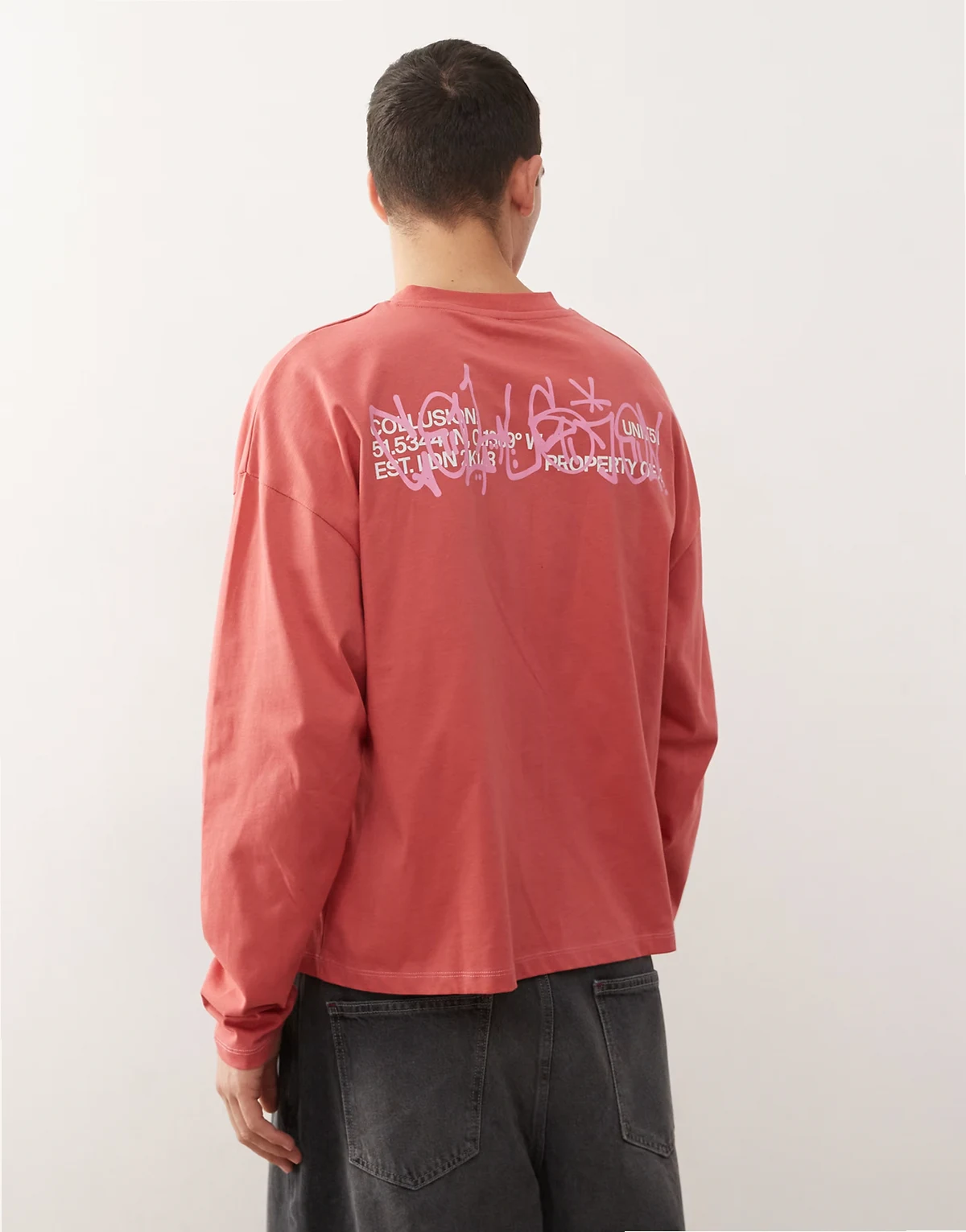 – Bordowy T-shirt z długimi rękawami i grafiką