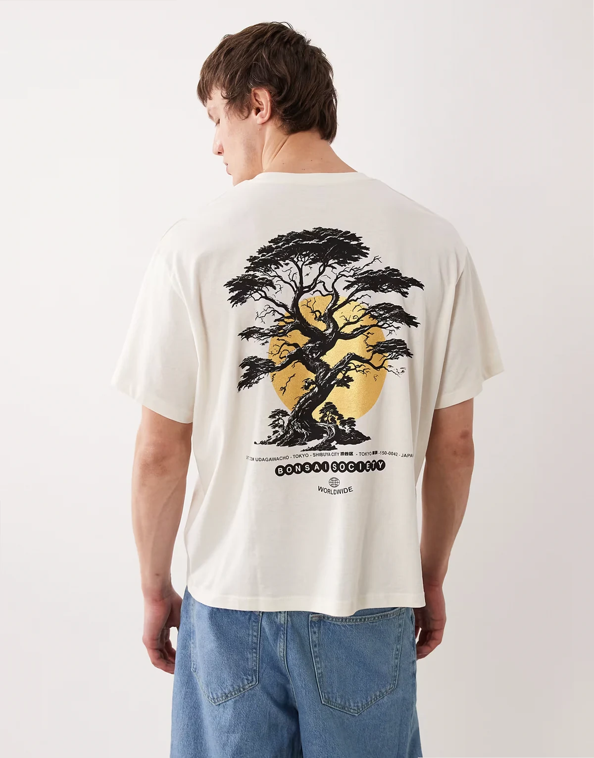 – Biały T-shirt z nadrukiem drzewka bonsai na plecach