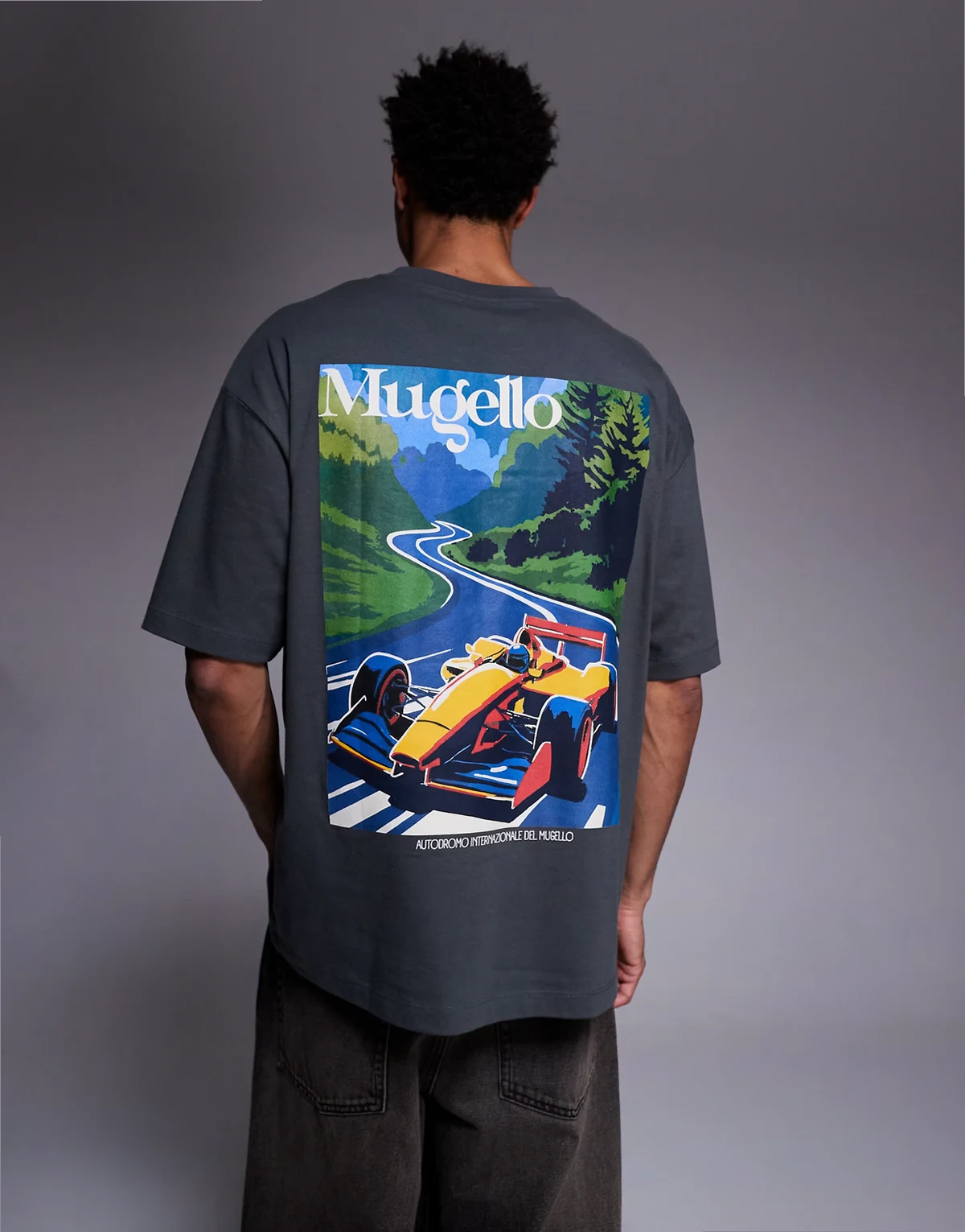– Ciemnoszary T-shirt oversize z grafiką z samochodem wyścigowym