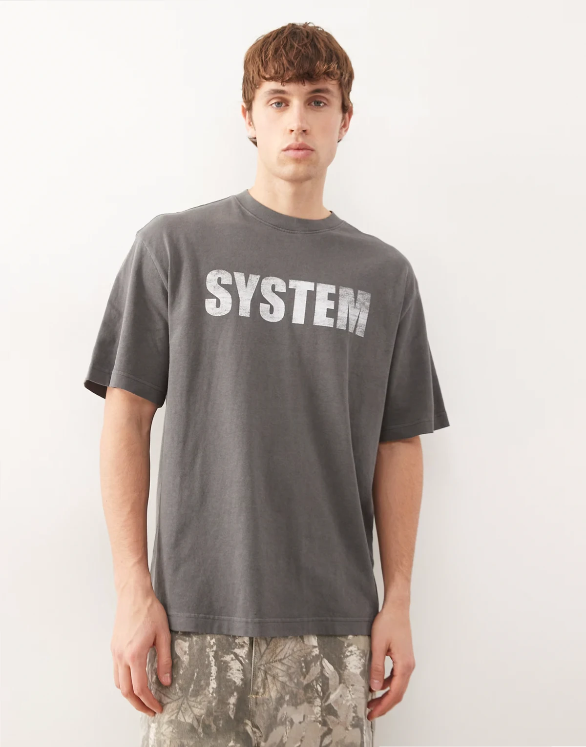 – Locker geschnittenes T-Shirt in Schwarz mit „System“-Grafikprint