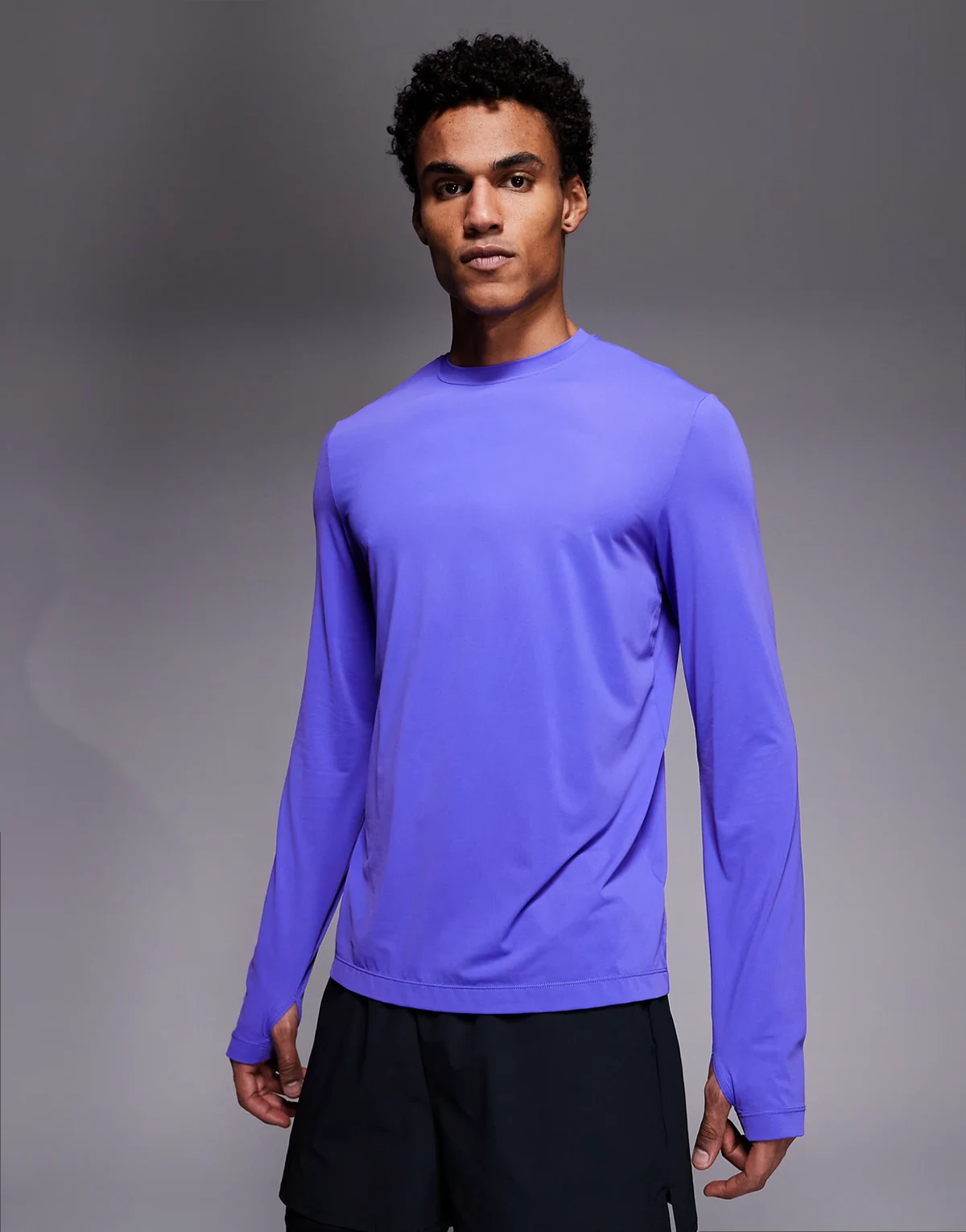 – Langärmliges, schnelltrocknendes Laufoberteil aus Nylon-Performance-Netzstoff in Ultraviolett