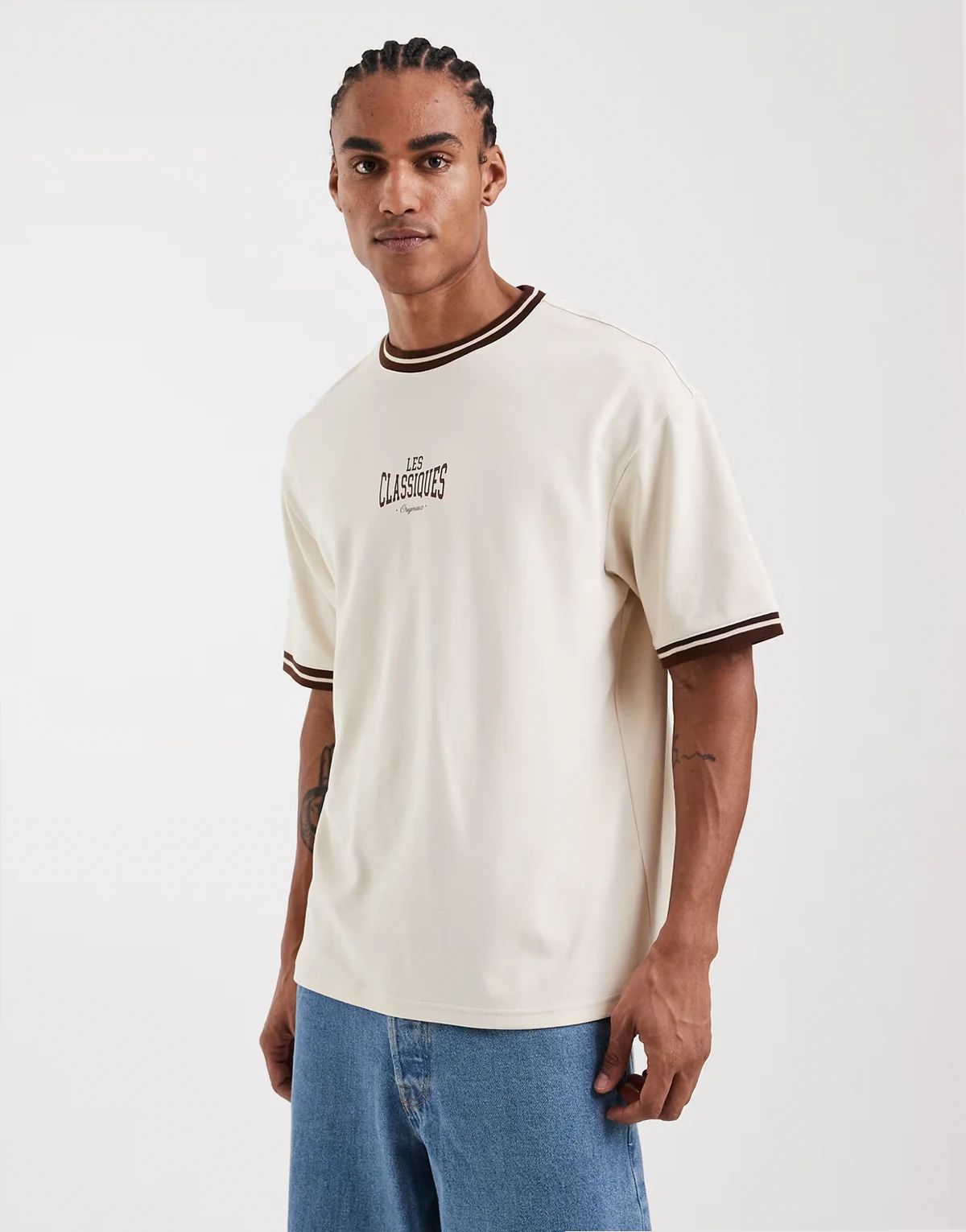 – Kastiges T-Shirt in Beige mit Kontrastdesign in Braun
