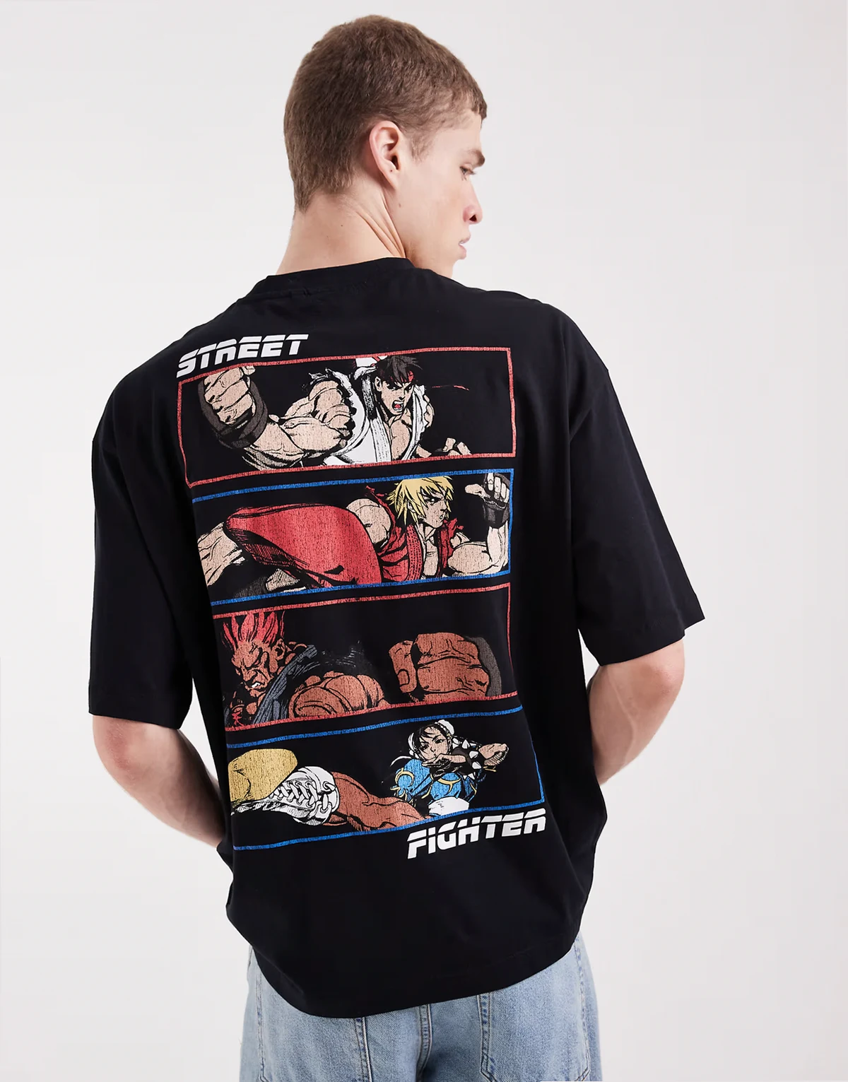 – Czarny T-shirt oversize z nadrukiem „Street Fighter“