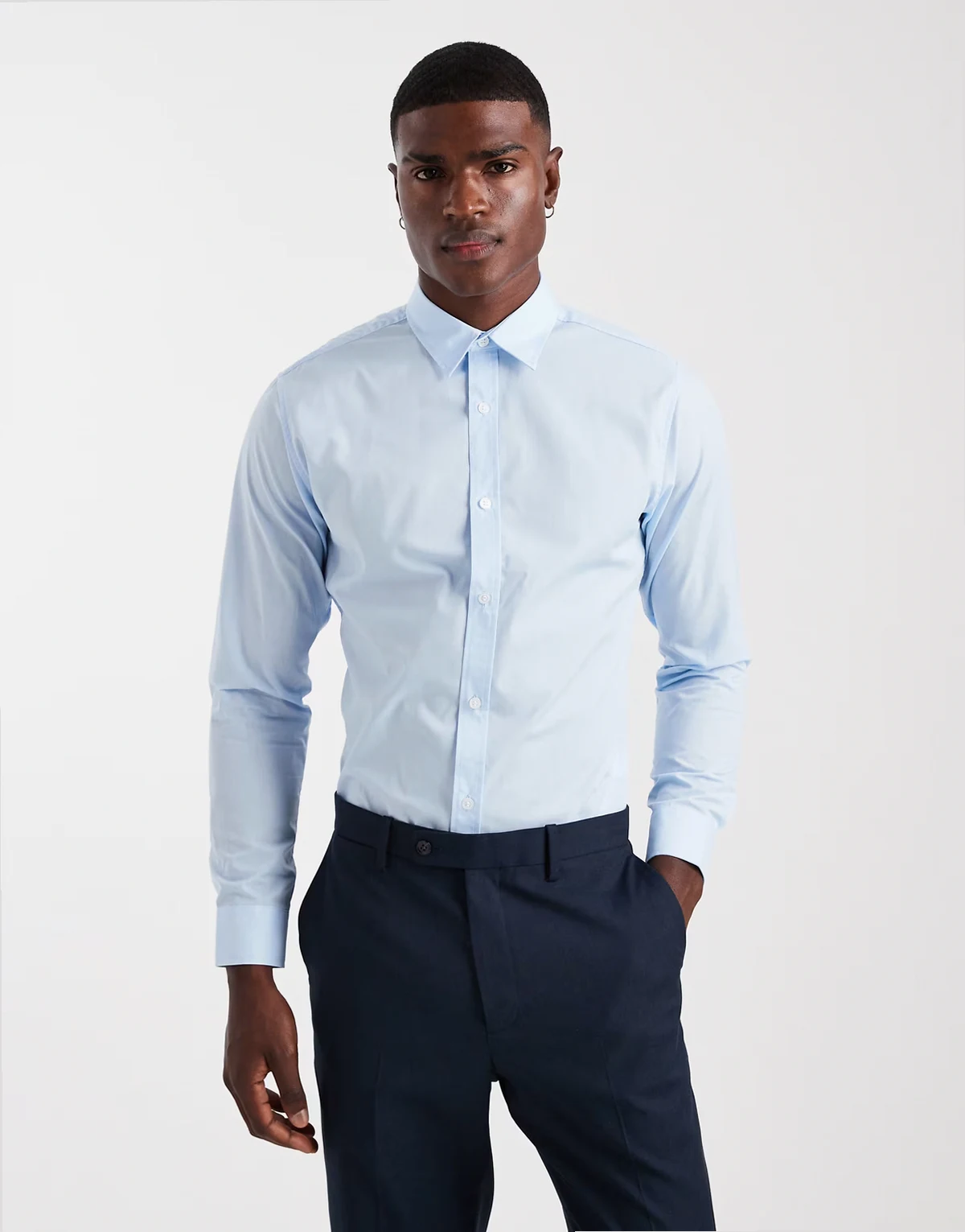 – Elegancka jasnoniebieska koszula