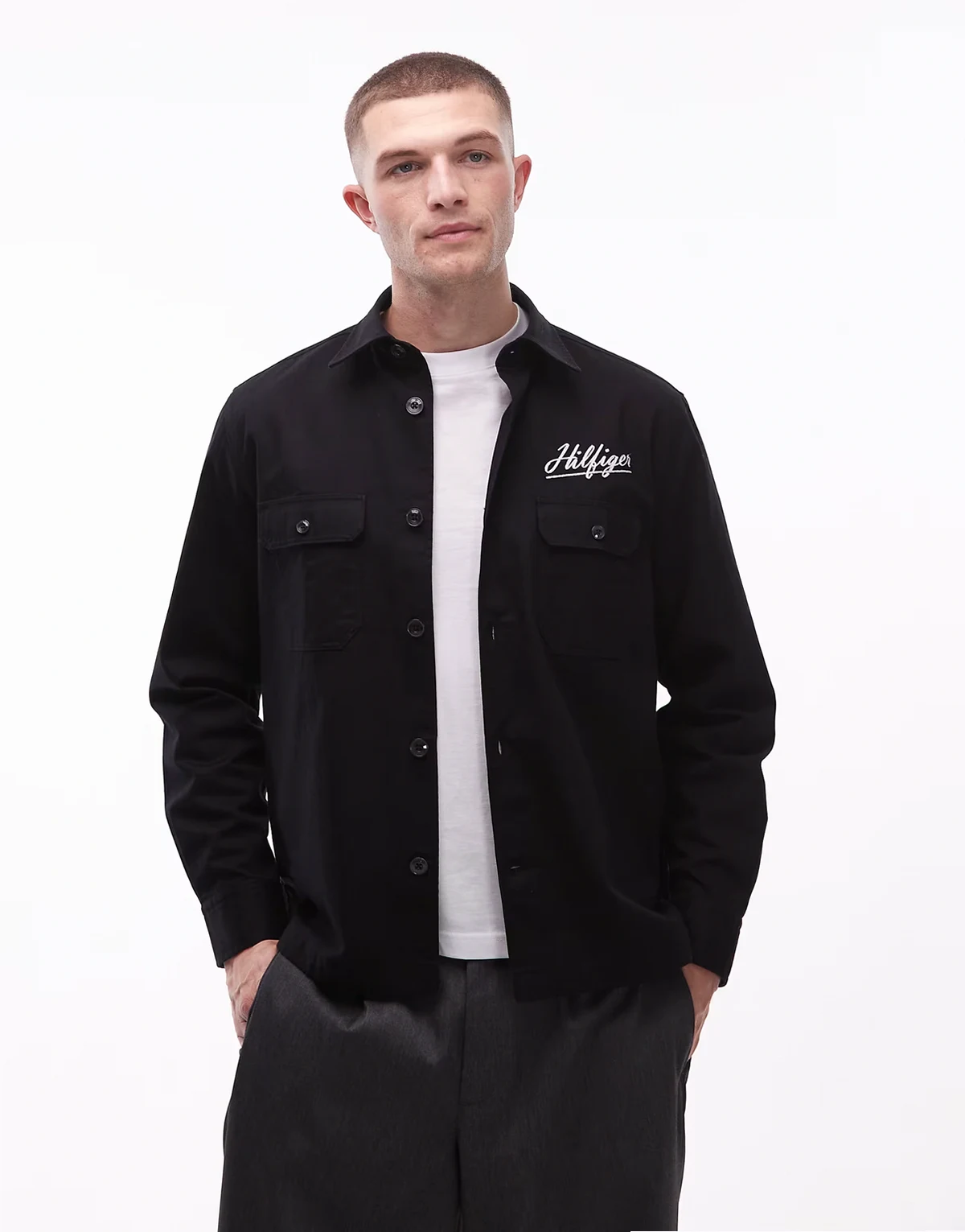 – Czarna koszula wierzchnia z graficznym logo na piersi