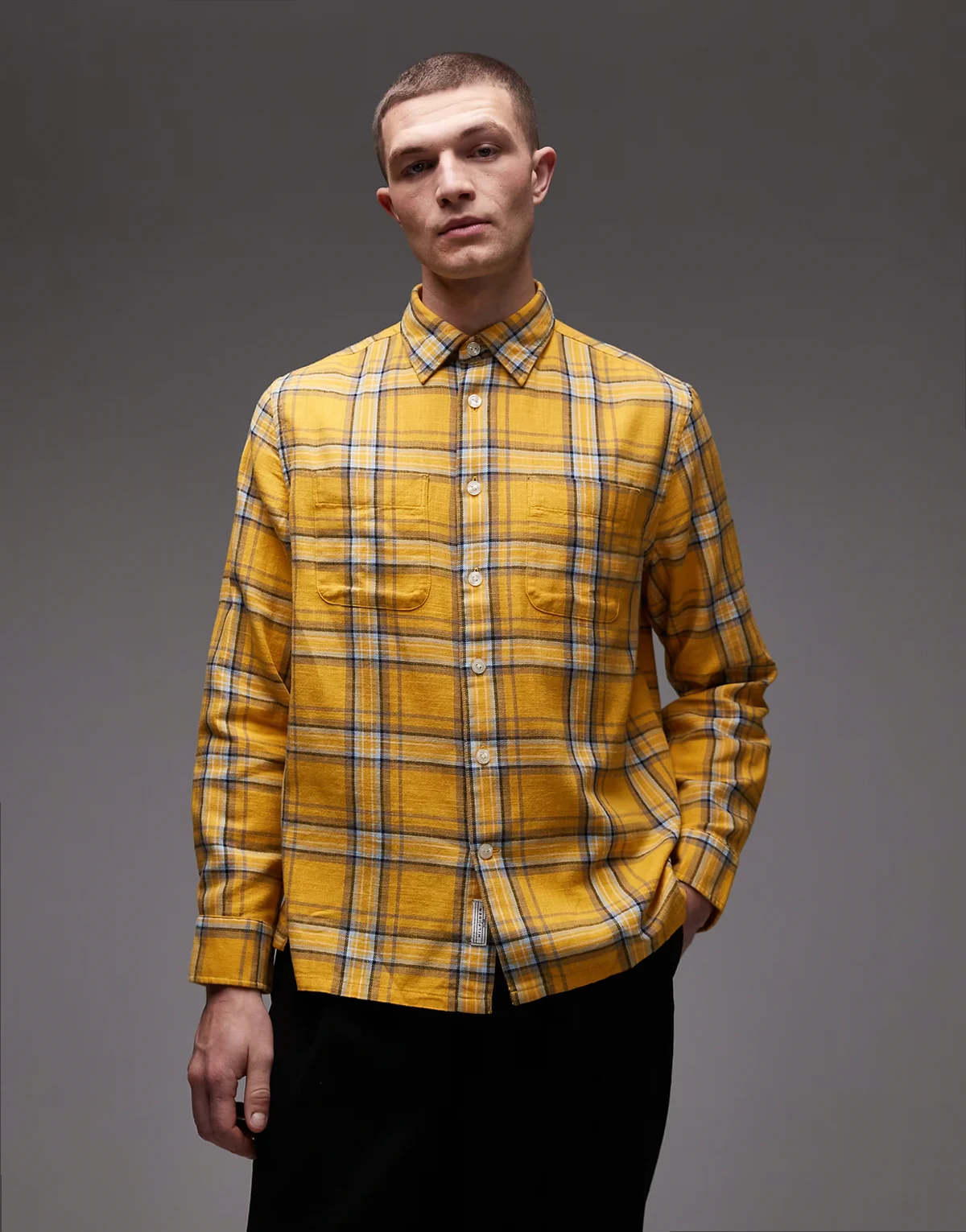 – Żółta luźna koszula z długimi rękawami z diagonalu w kratę