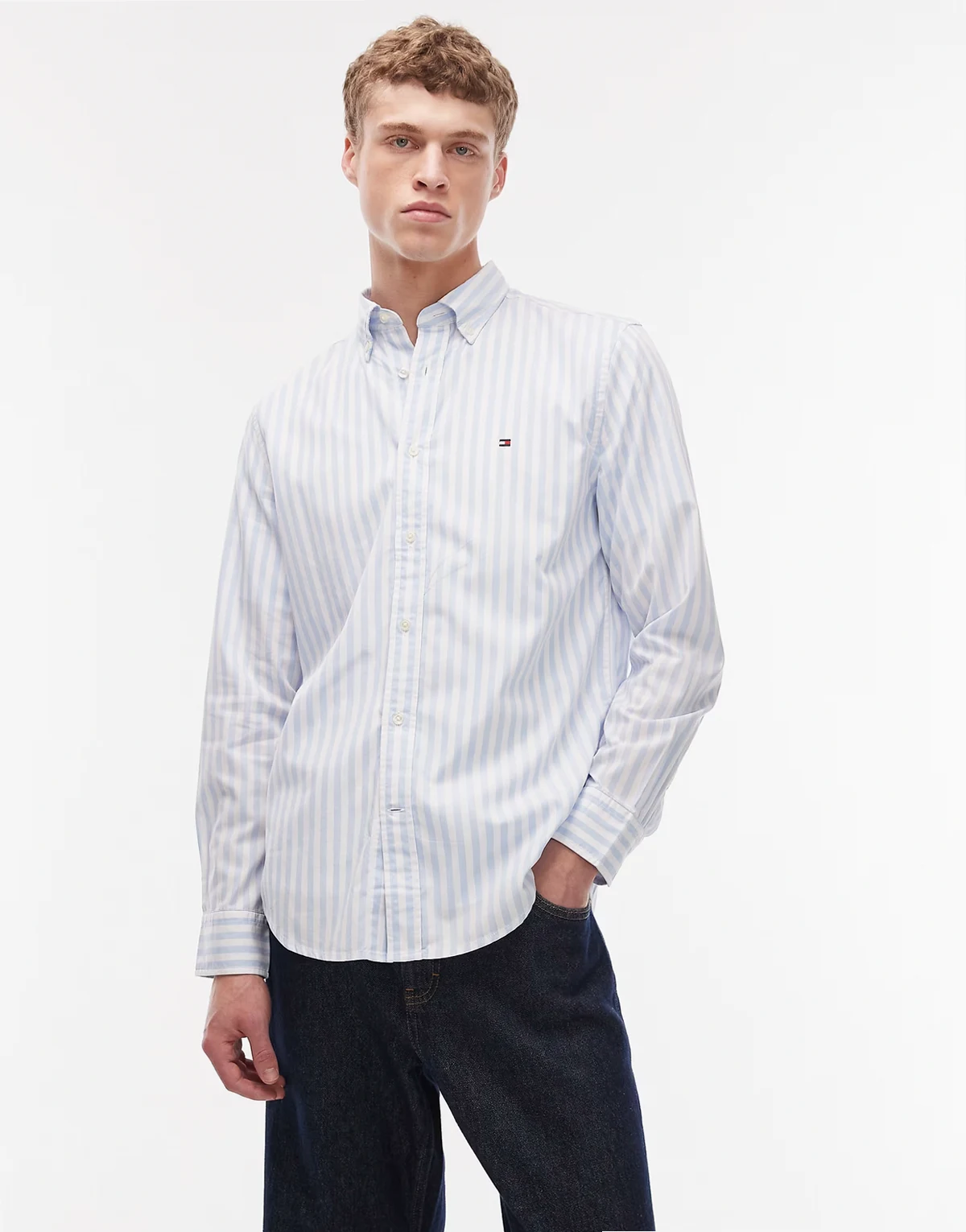 – Jasnoniebieska koszula popelinowa we wzór w paski