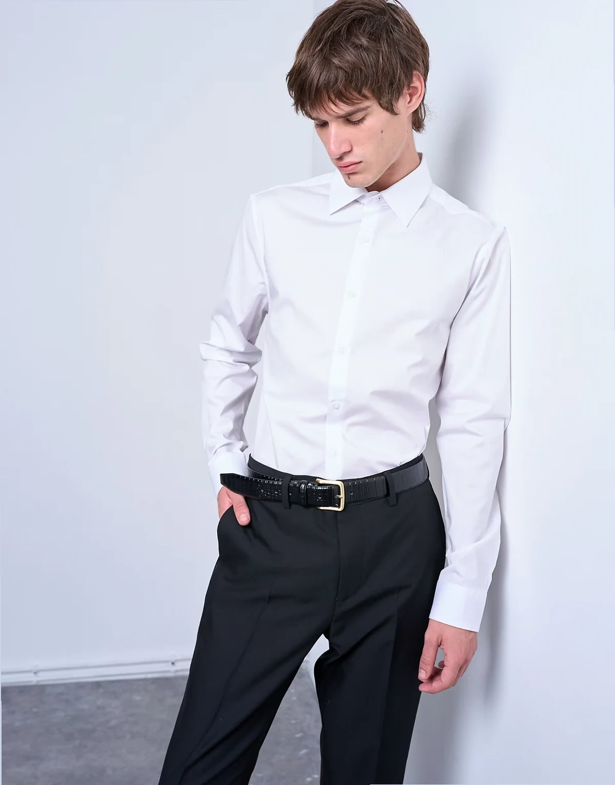 – Biała elegancka koszula z długimi rękawami ze stretchem