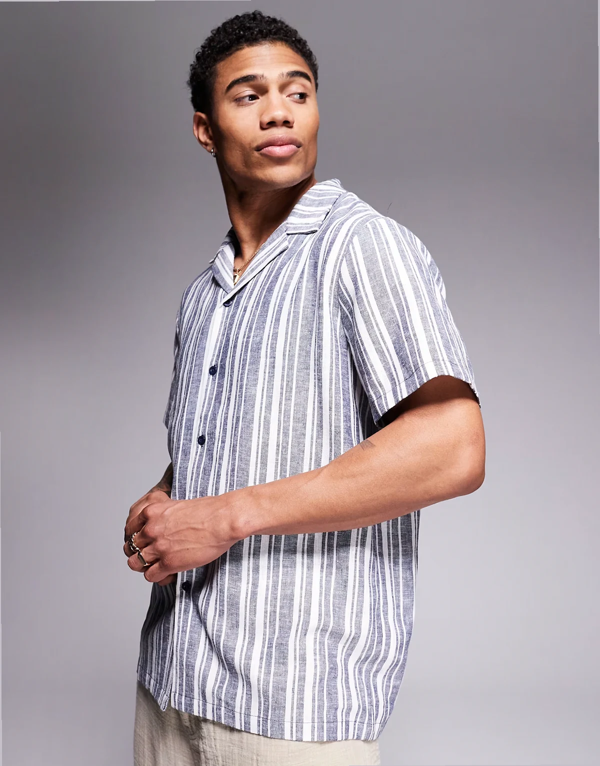 – Niebiesko-biała koszula plażowa z krótkimi rękawami, w paski