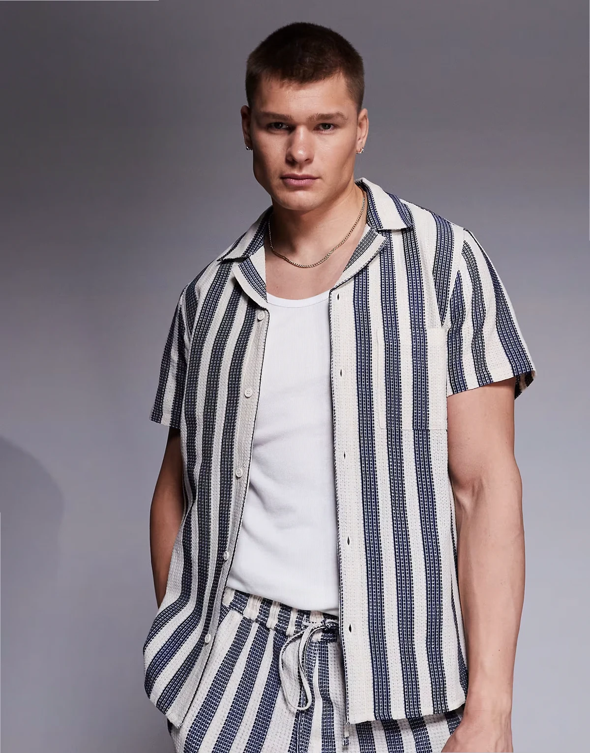 – Koszula z krótkimi rękawami i fakturą, w niebieskie paski, część zestawu