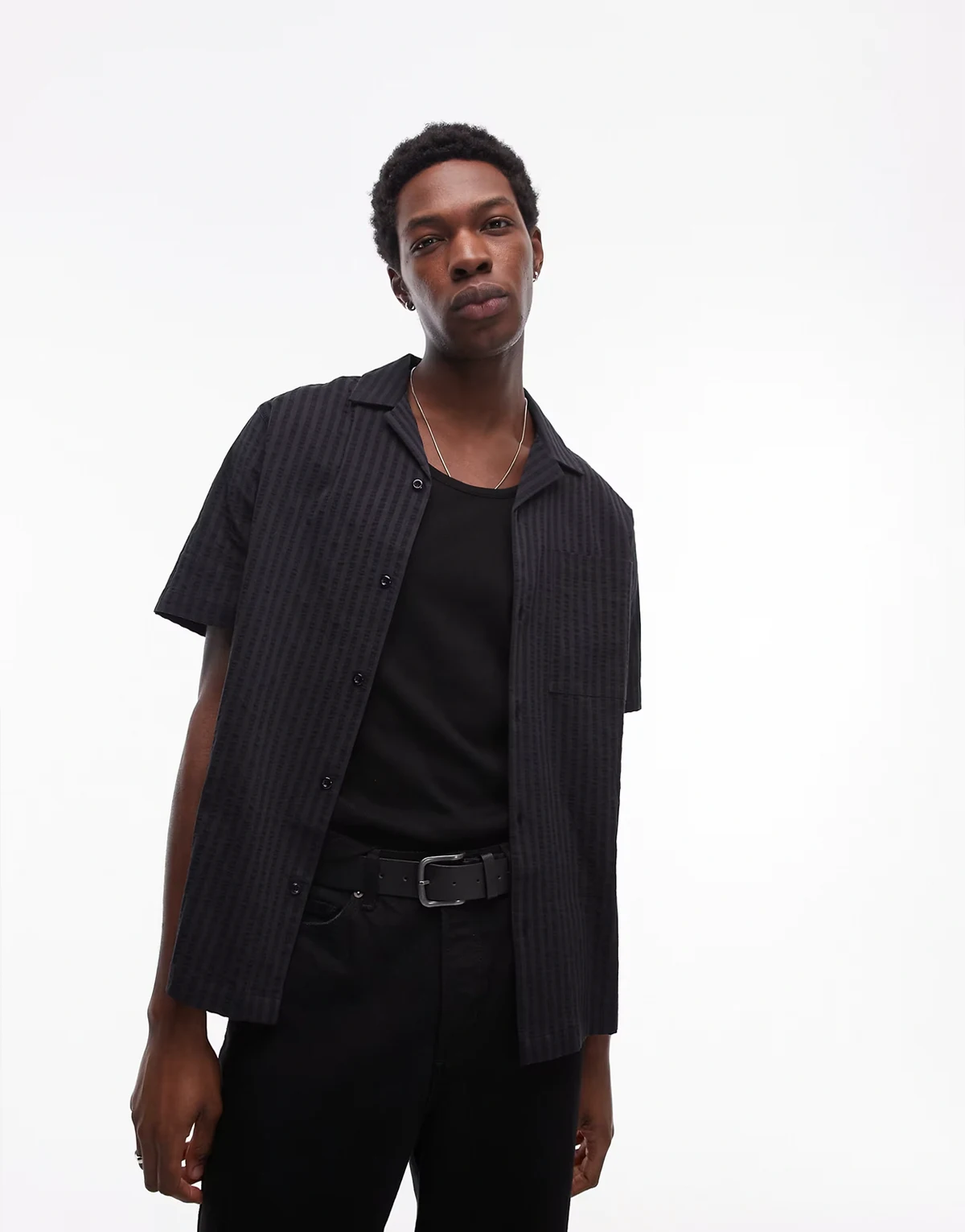 – Czarna koszula w fakturowane paski