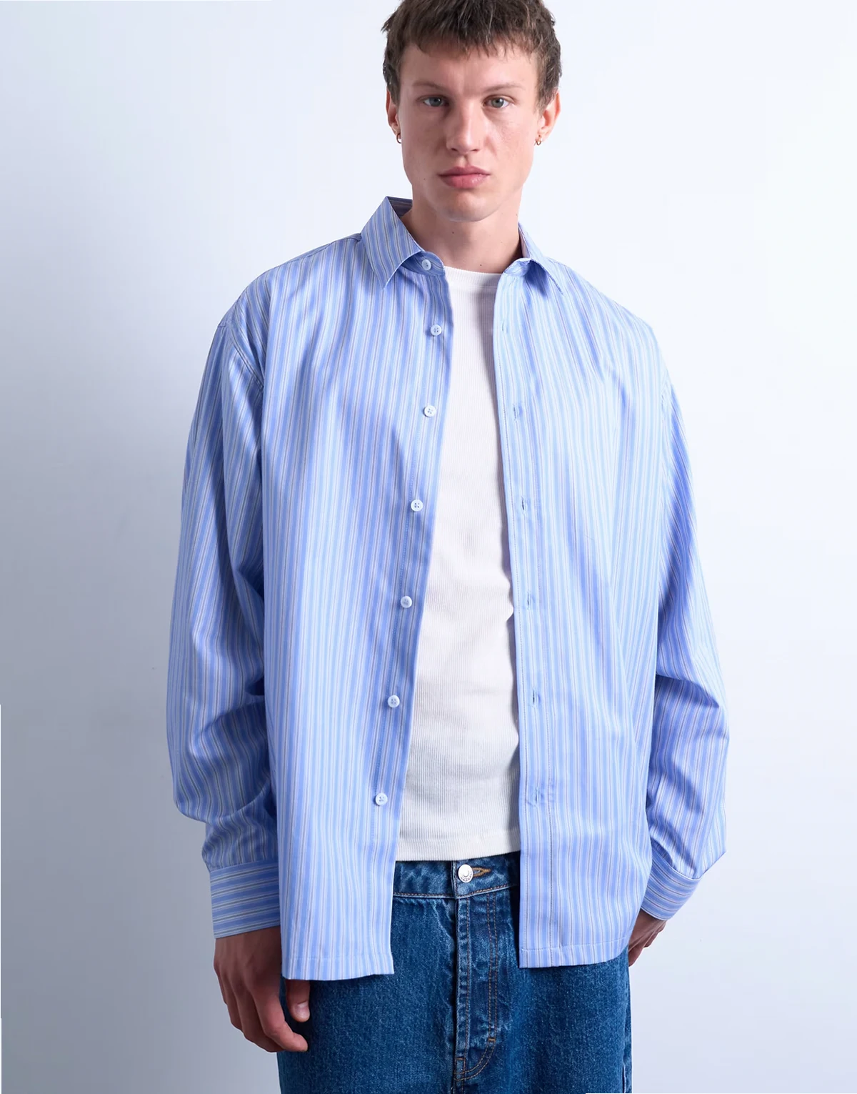 – Niebieska koszula oversize w paski