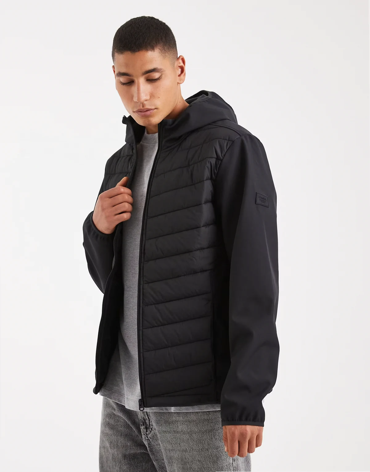 – Steppjacke in Schwarz mit Kapuze