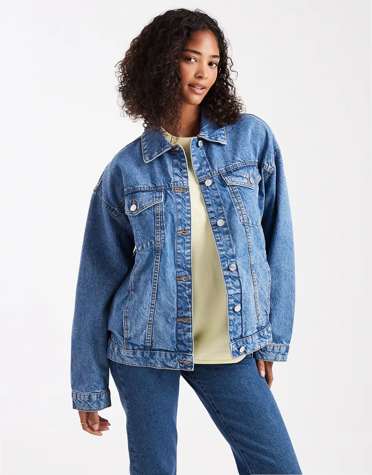 – Oversize-Jeansjacke in mittelblauer Waschung im Stil der 90er-Jahre