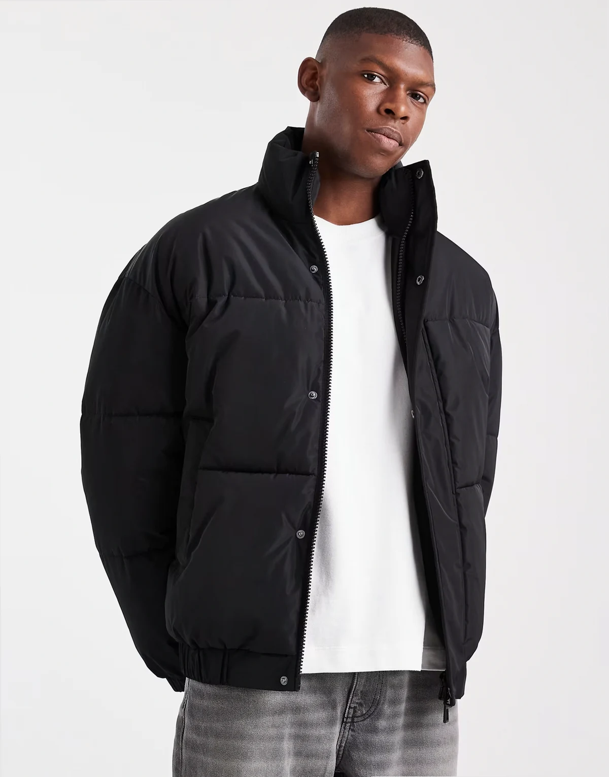 – Oversize-Pufferjacke in Schwarz mit Bündchen
