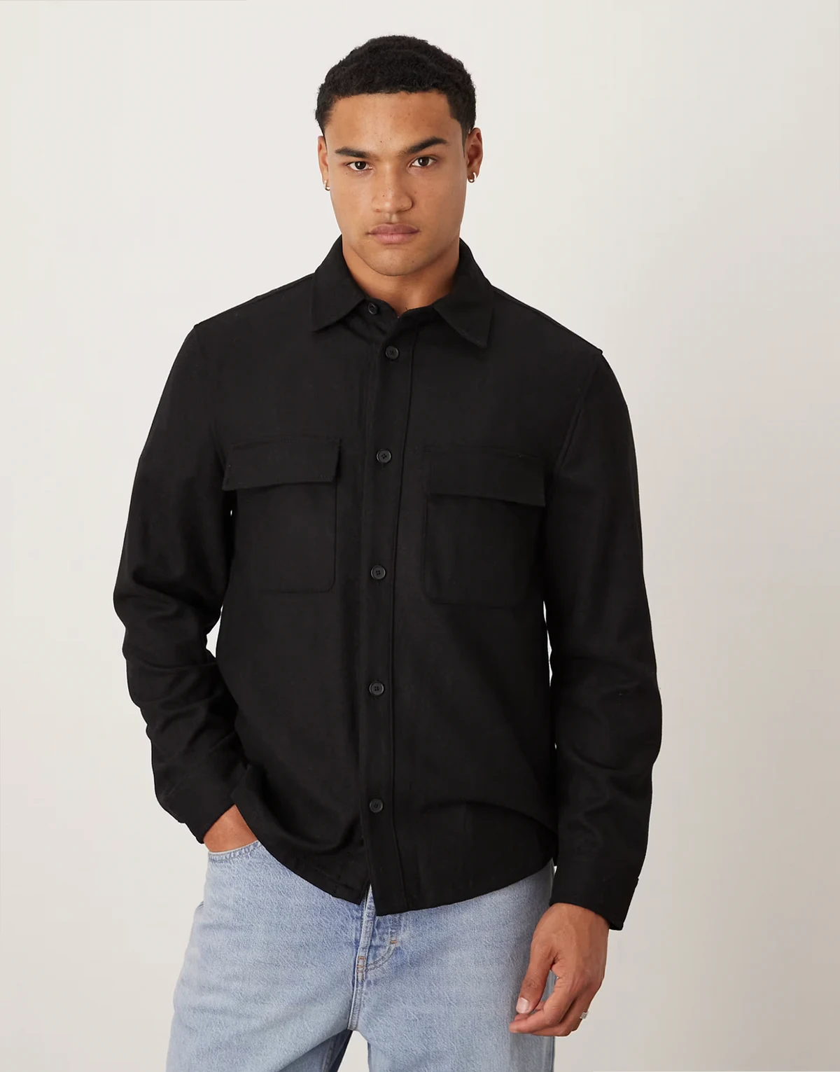 – Czarna koszula wierzchnia o luźnym kroju