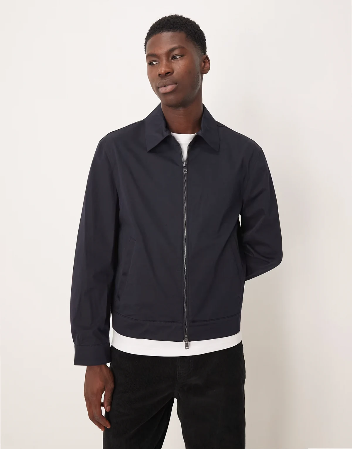 – Granatowa kurtka z mieszanki bawełny z kołnierzykiem