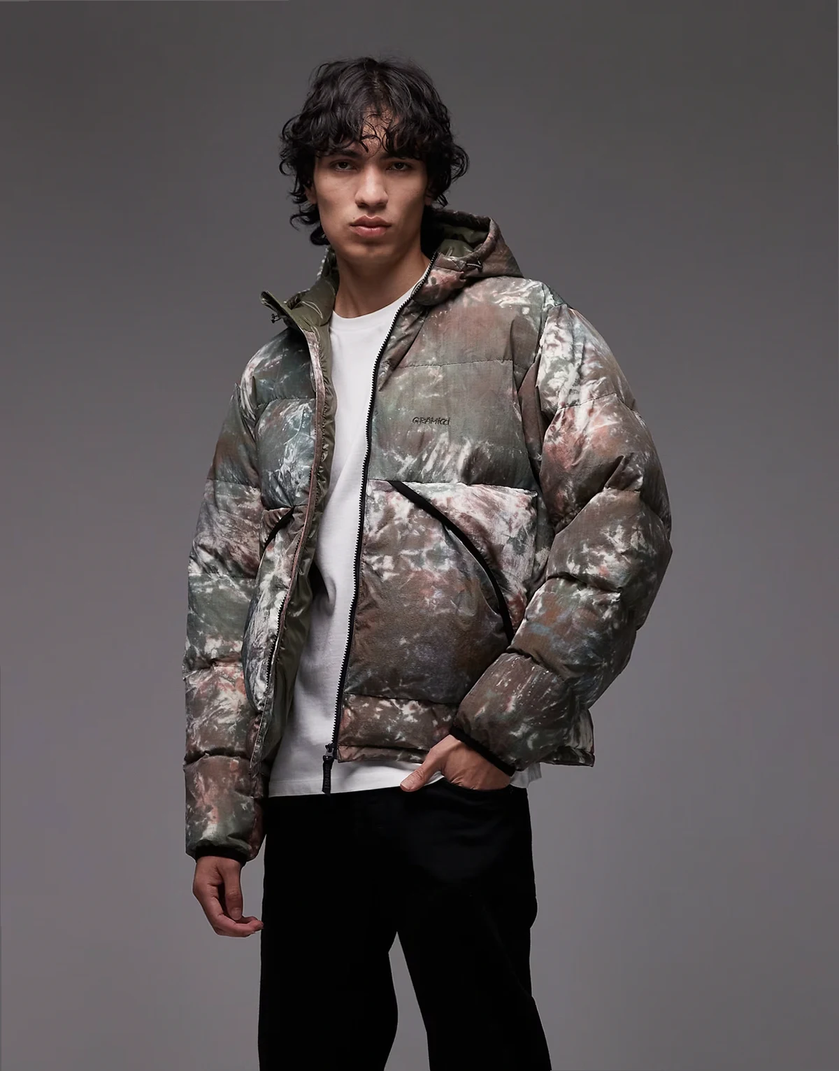 – Ocieplana kurtka w zielono-brązowy wzór tie dye