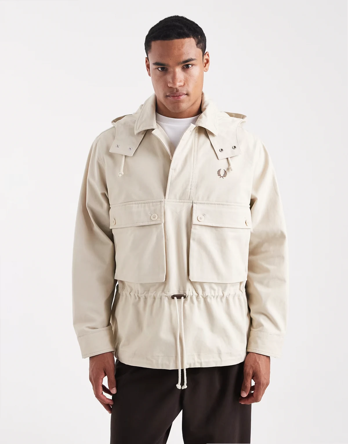 – Szarobeżowa kurtka z kapturem