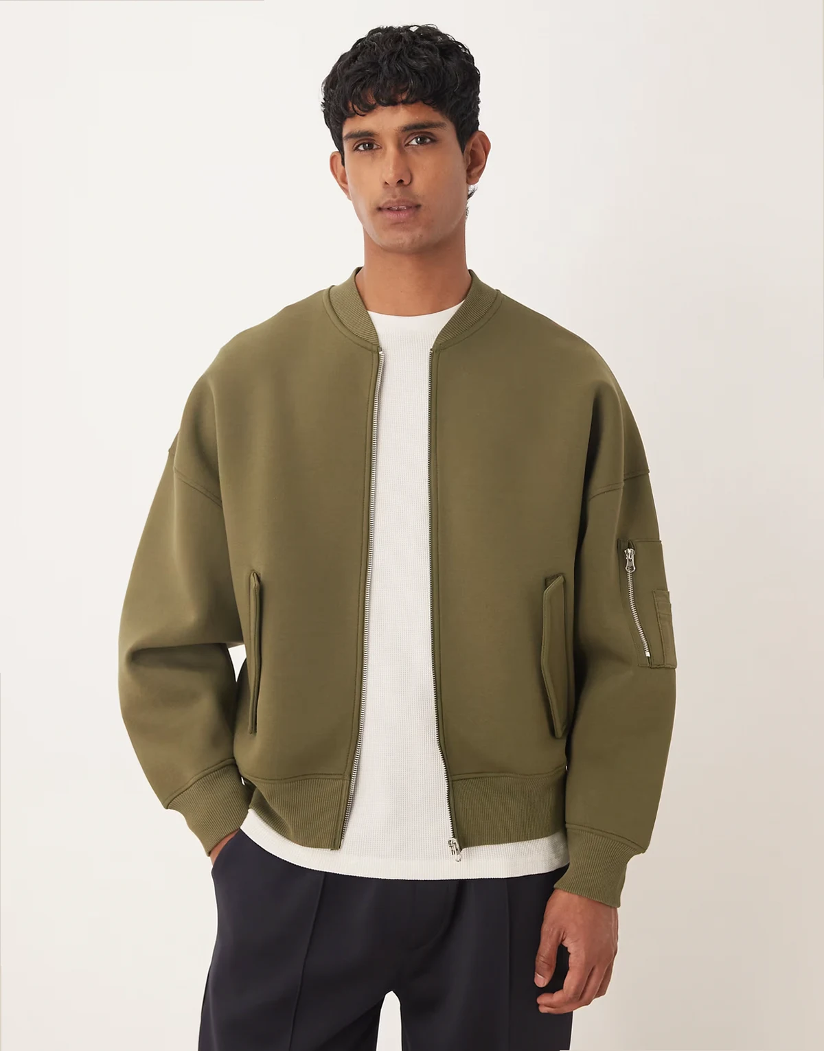 – Bomberjacke aus schwerem, neoprenartigem Material in Khaki mit extermer Oversize-Passform