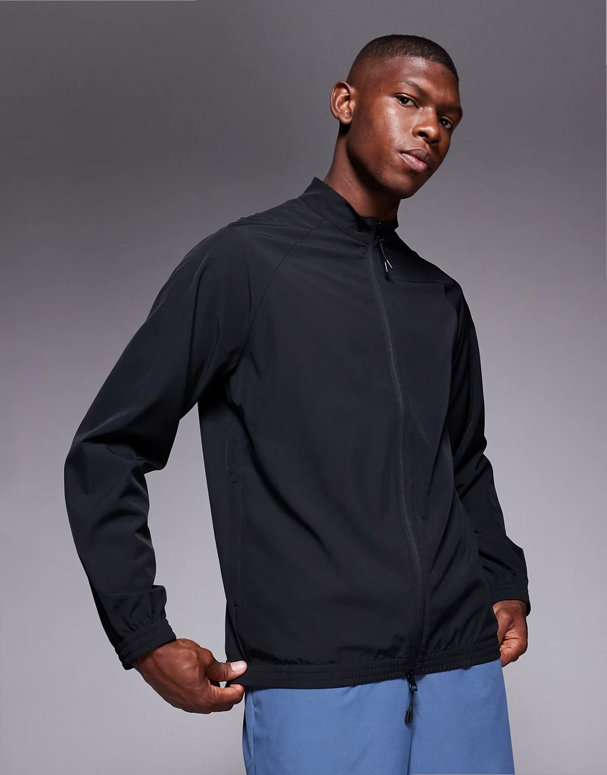 – Trainingsjacke zum Aufwärmen aus Webstoff in Schwarz mit Reißverschlusstaschen