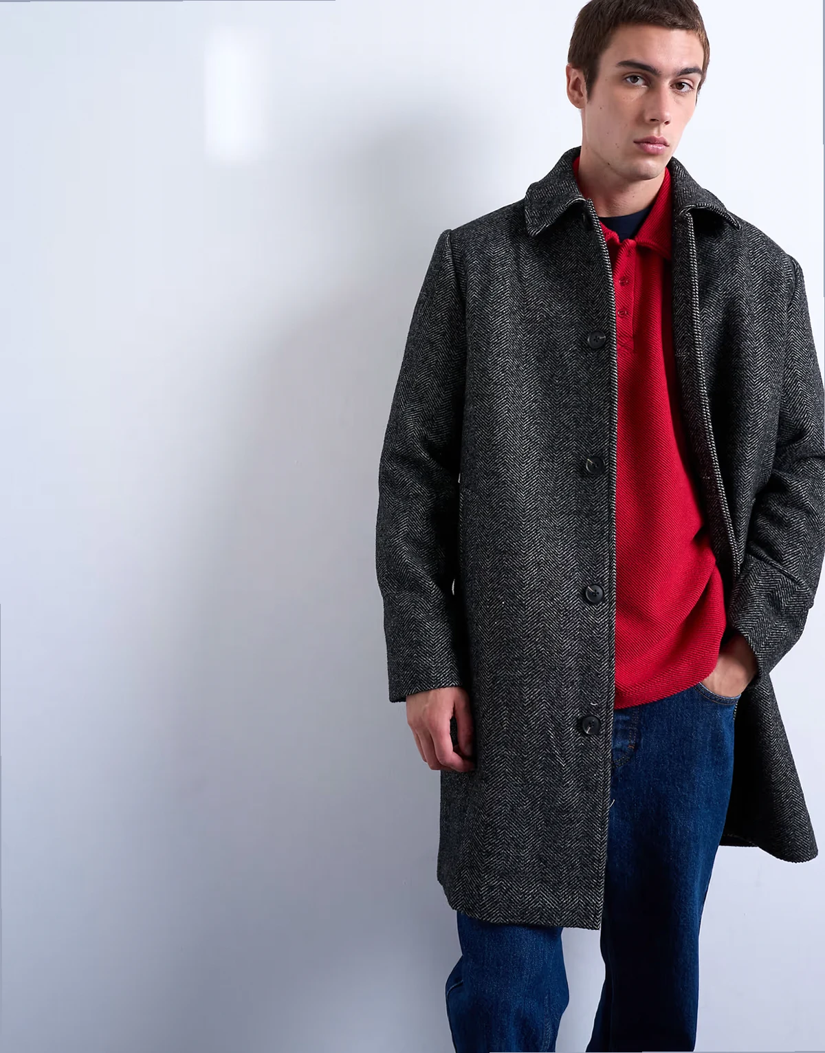 – Czarny płaszcz w jodełkę z domieszką wełny