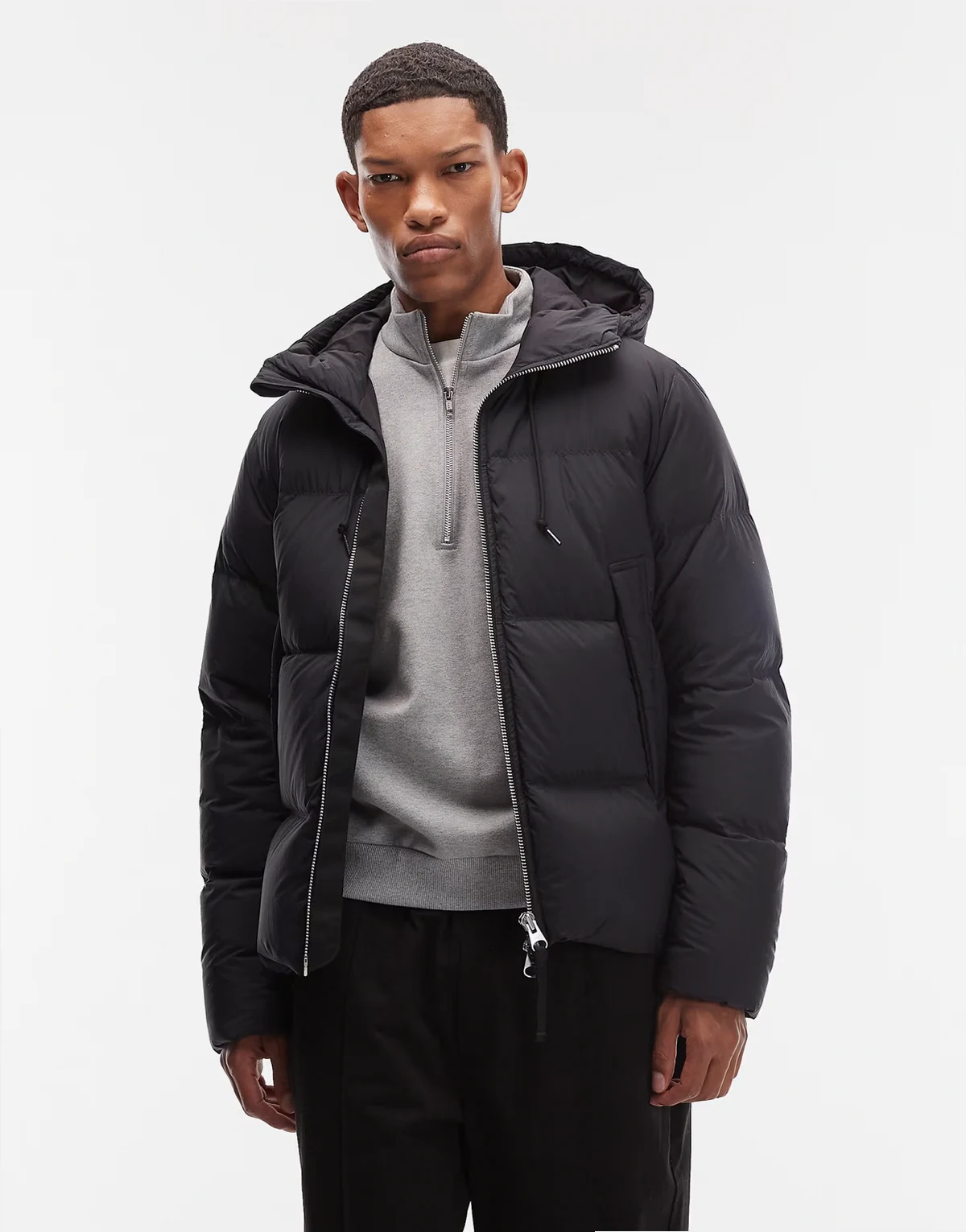 – Pufferjacke in Schwarz mit Daunenfüllung und Kapuze