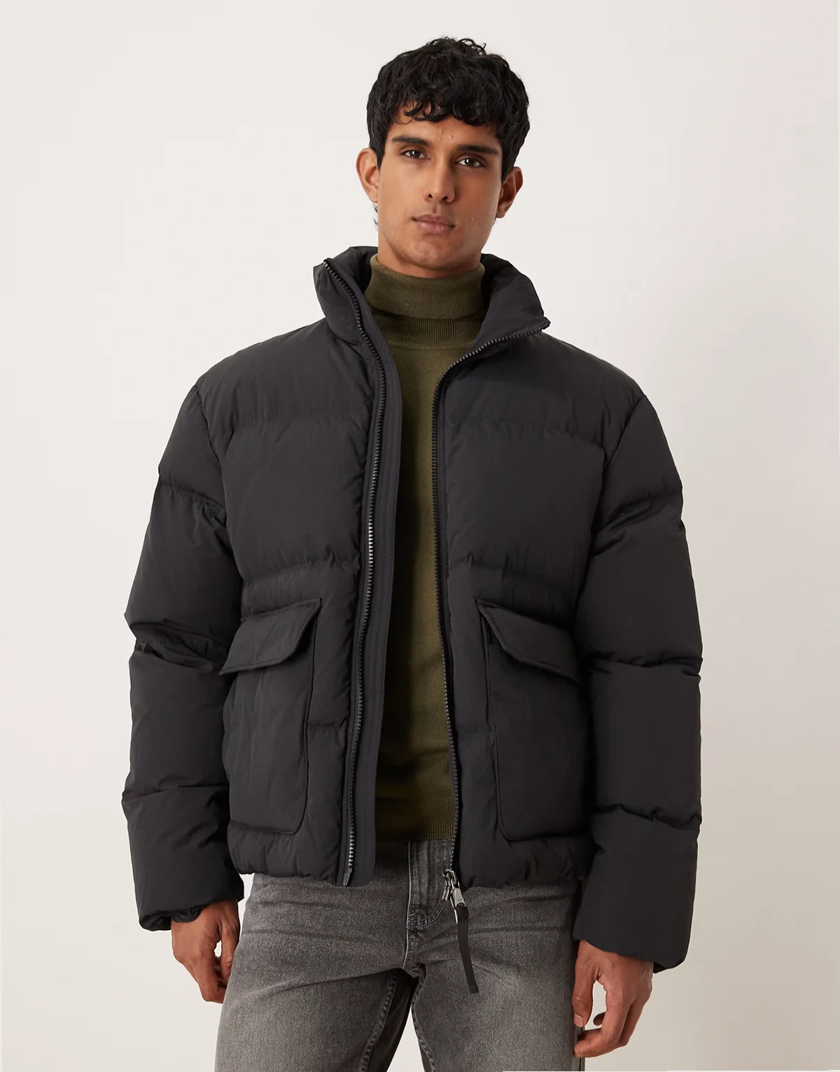 – Steppjacke in Schwarz mit Daunenfüllung und Stehkragen