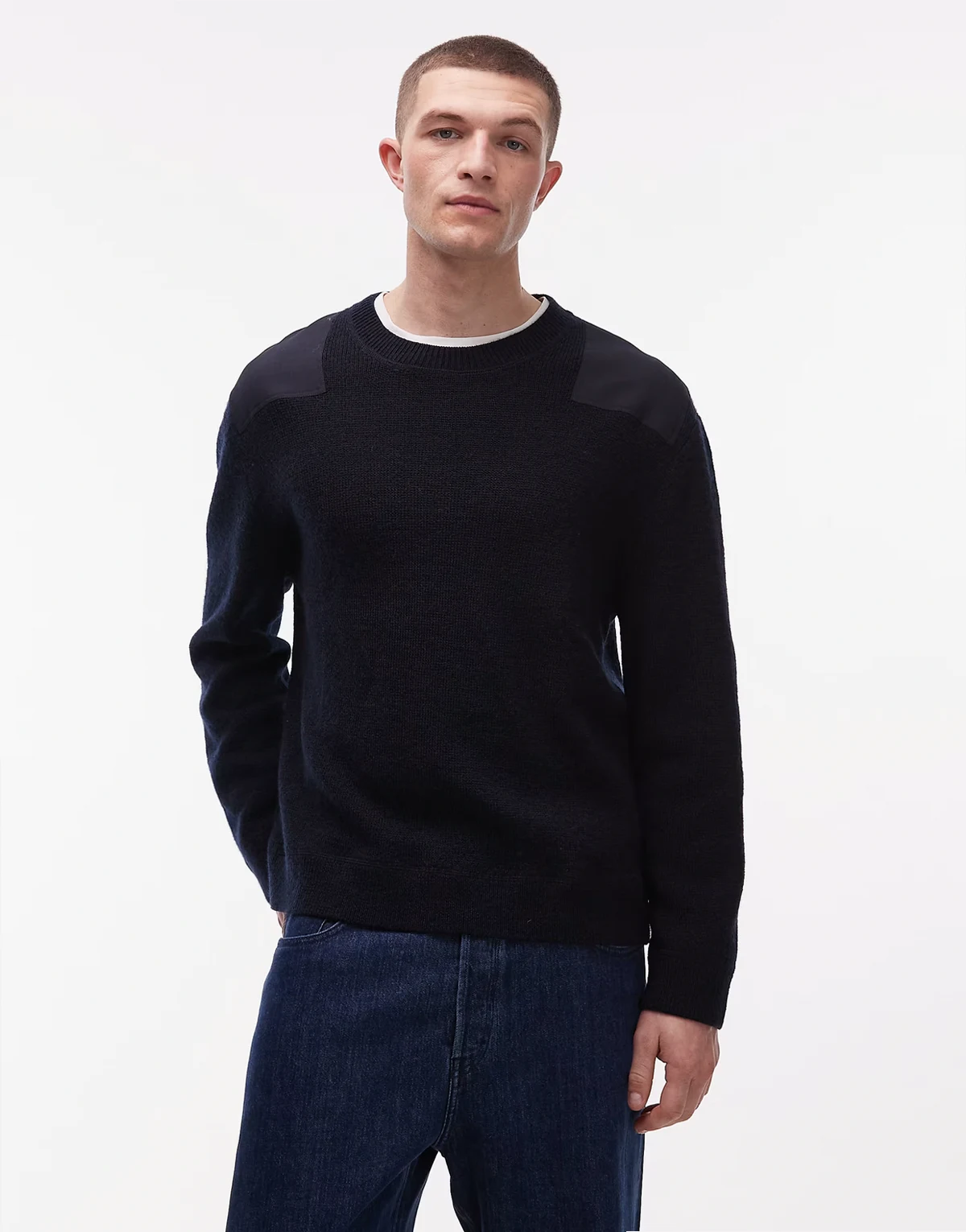 – Strickpullover in Schwarz mit reinem Wollanteil, Rundhalsausschnitt und Einsätzen