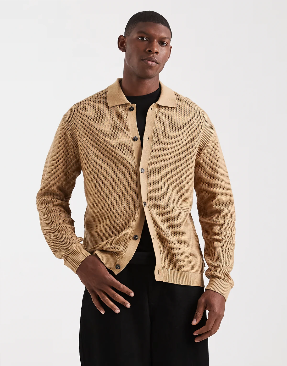 – Beżowy kardigan z kołnierzem polo zapinany na guziki