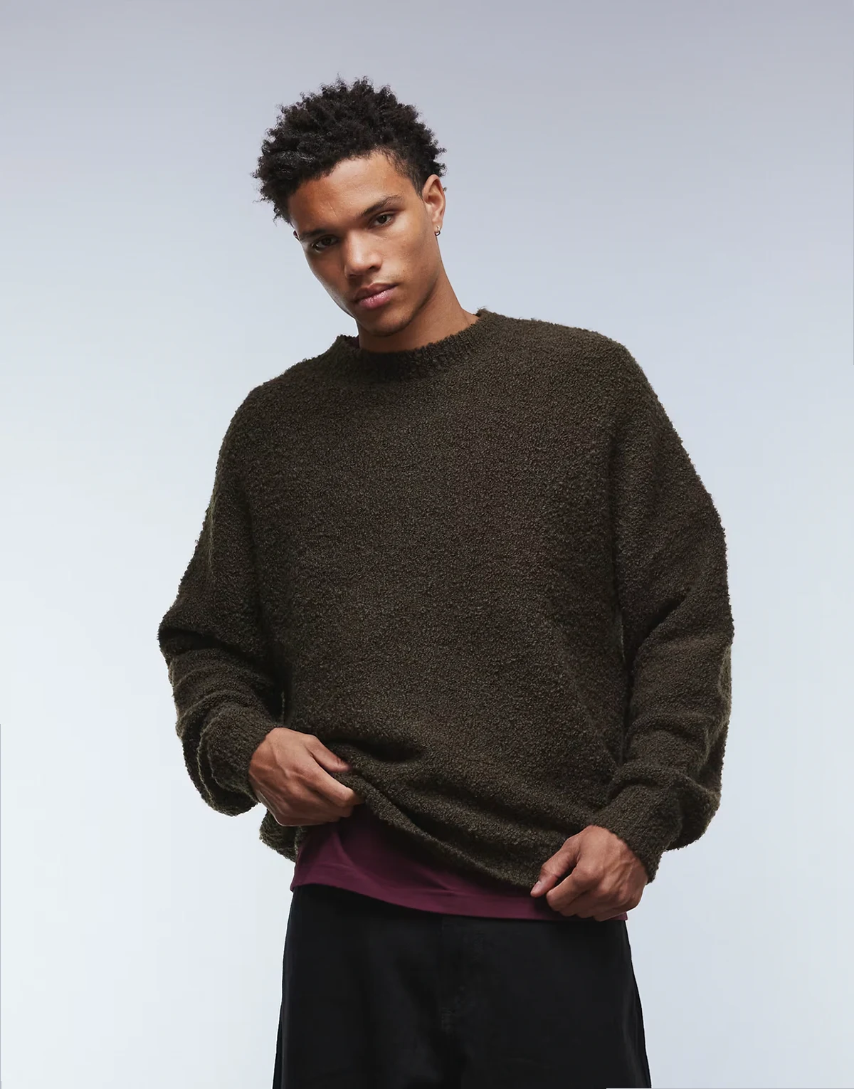 – Brązowy sweter super oversize z dzianiny boucle