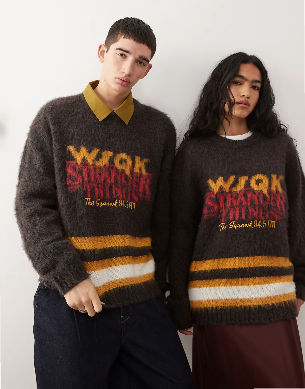 x Stranger Things – Brązowy sweter unisex o kroju oversize z logo
