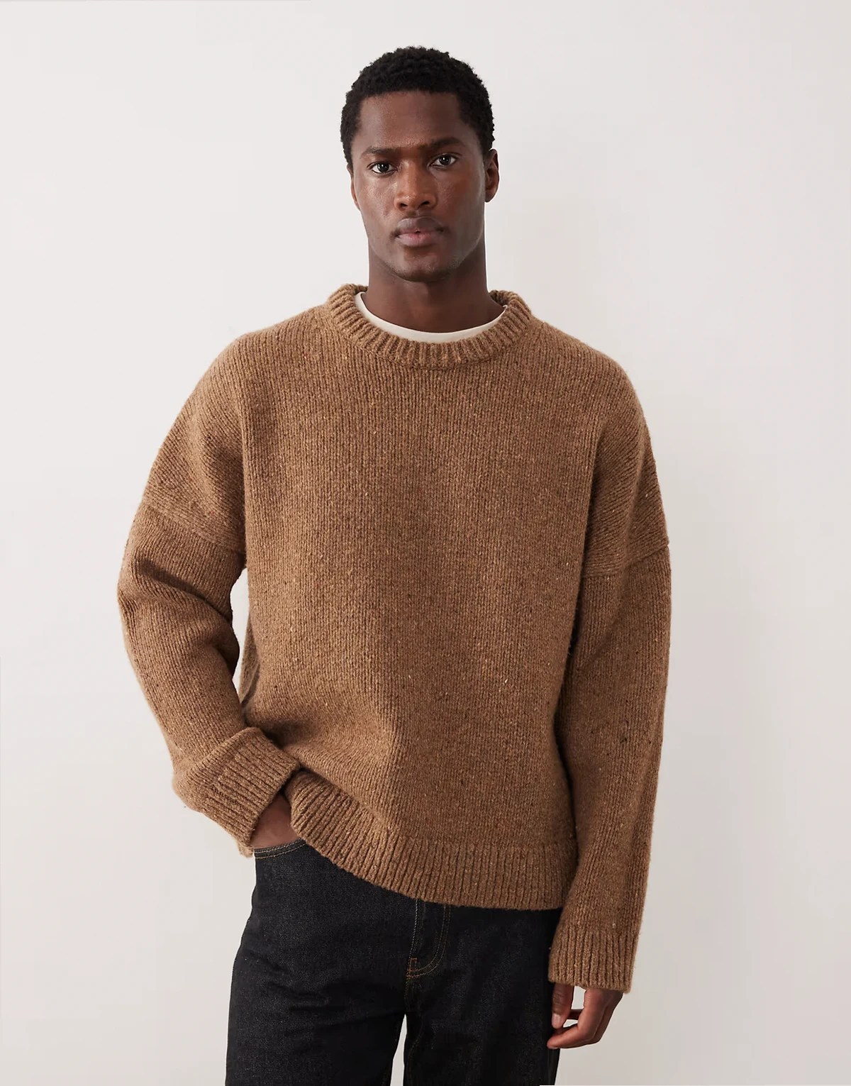– Schwerer Pullover aus reiner Wolle in Khakibraun mit Rundhalsausschnitt