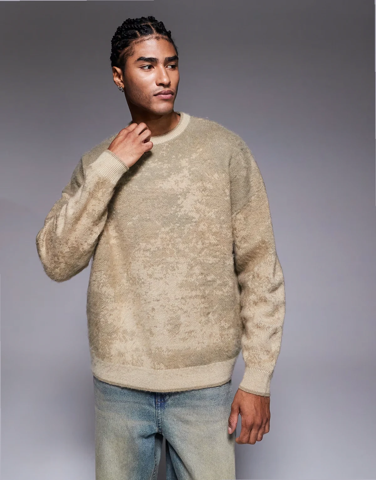 – Beżowy sweter oversize z żakardowym wzorem tie dye