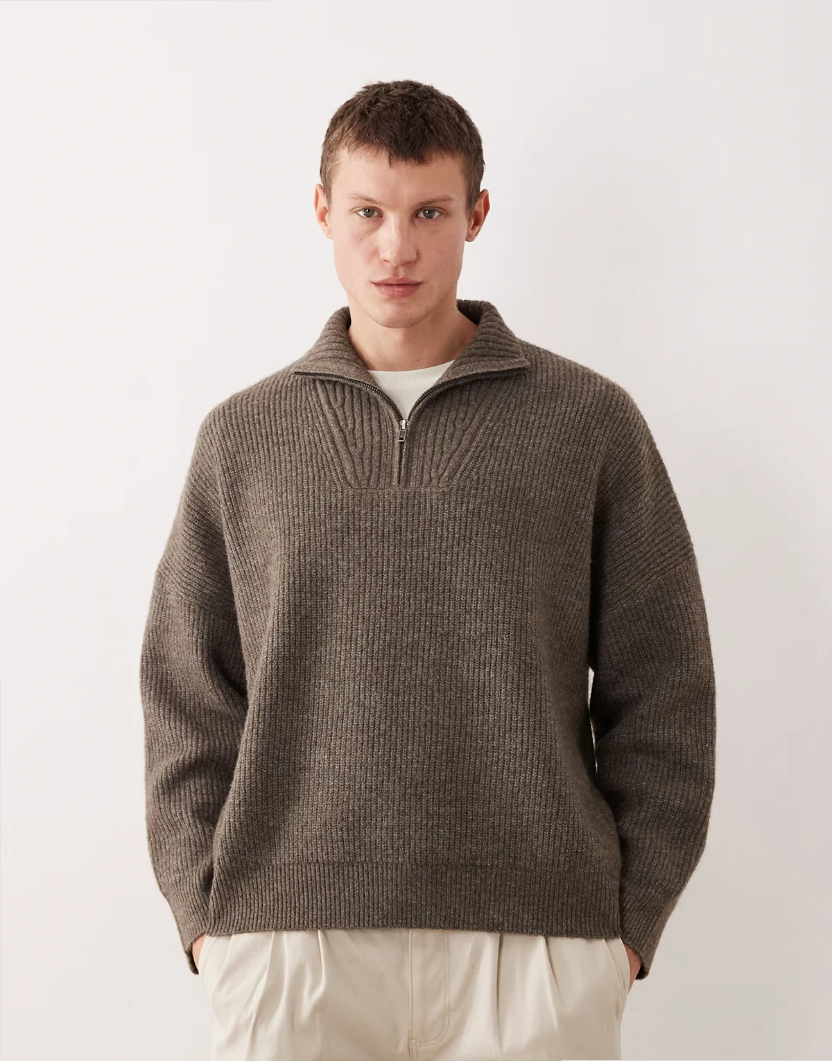 – Prążkowany dzianinowy sweter o fasonie super oversize i pudełkowym kroju z golfem w brązowym melanżowym kolorze