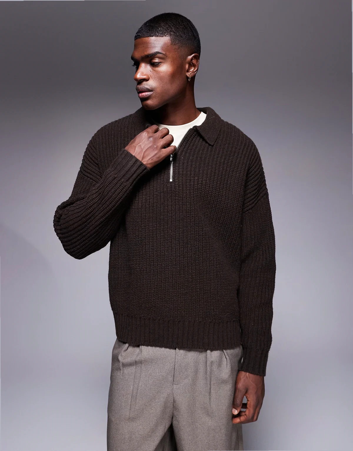 – Brązowy gruby sweter o pudełkowym kroju oversize z domieszką wełny z zamkiem pod szyją