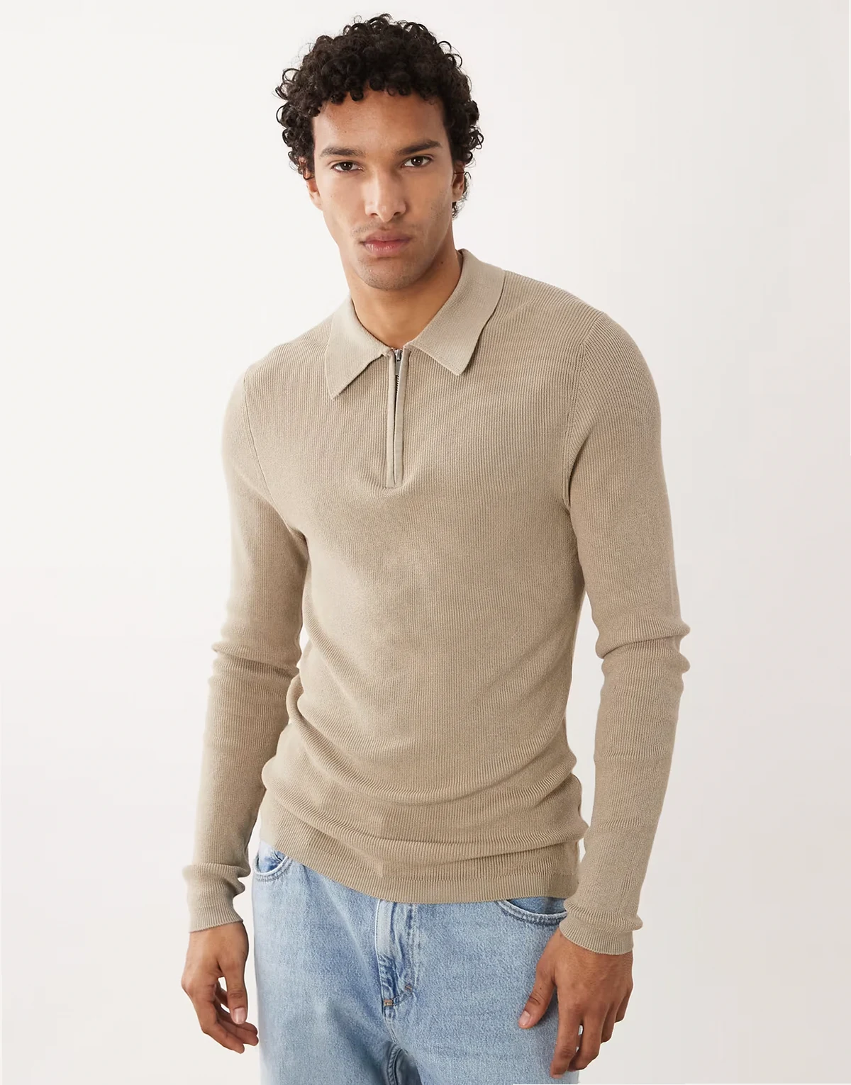 – Kamiennobeżowy dzianinowy T-shirt o kroju podkreślającym sylwetkę z długimi rękawami i zamkiem pod szyją