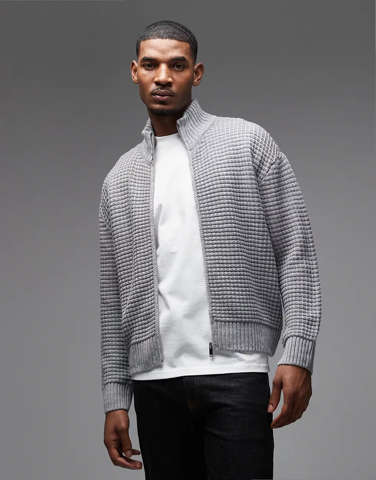 – Dzianinowy sweter zapinany na zamek