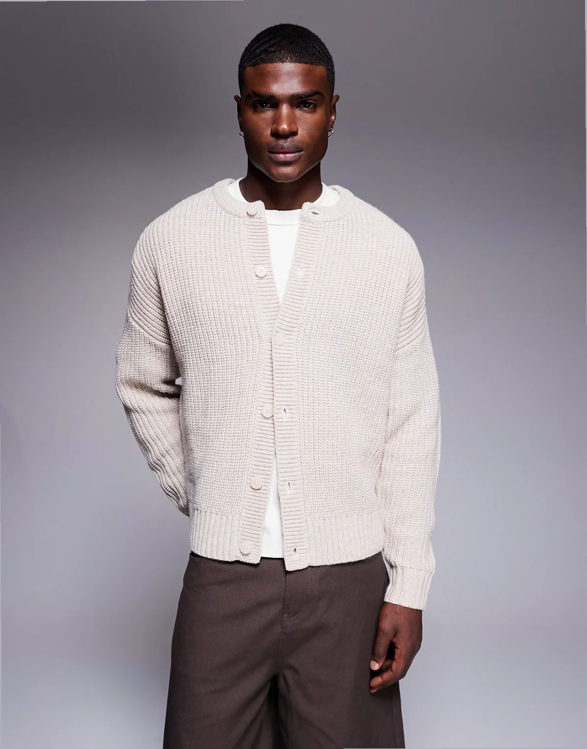 – Gruby dzianinowy kardigan oversize o pudełkowym kroju z okrągłym dekoltem w beżowym melanżowym kolorze