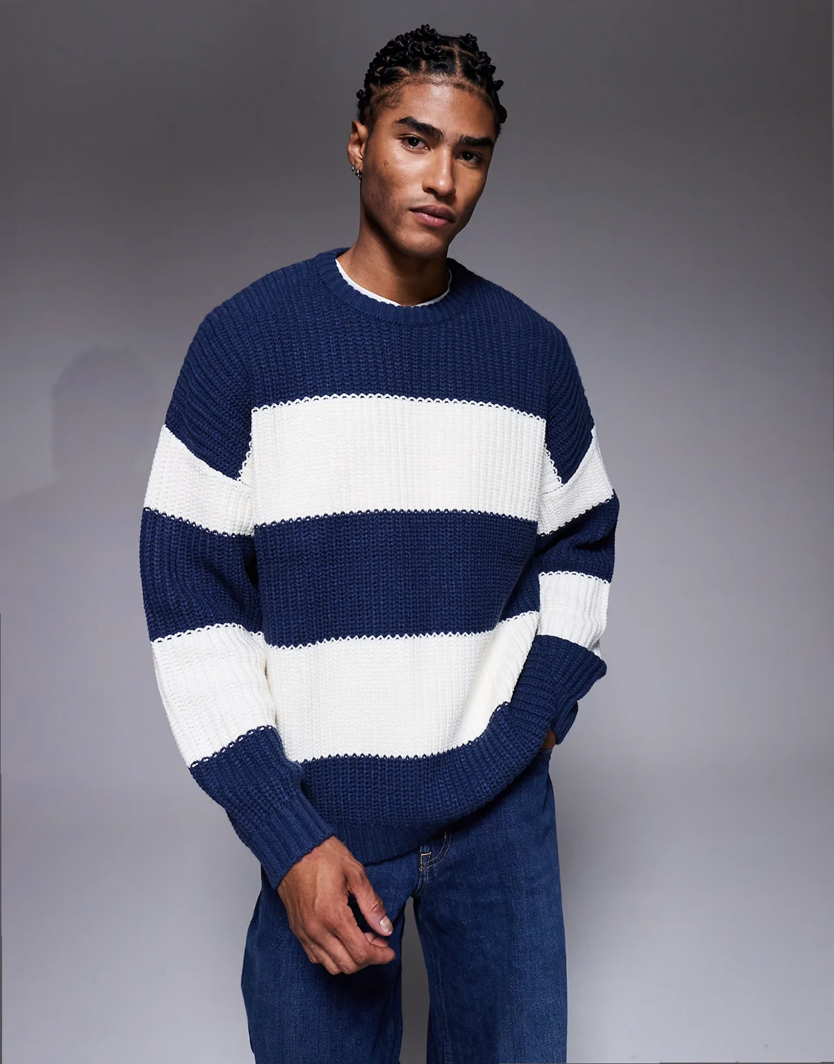 – Dzianinowy sweter oversize z okrągłym dekoltem w paski w kolorze granatowym i ecru