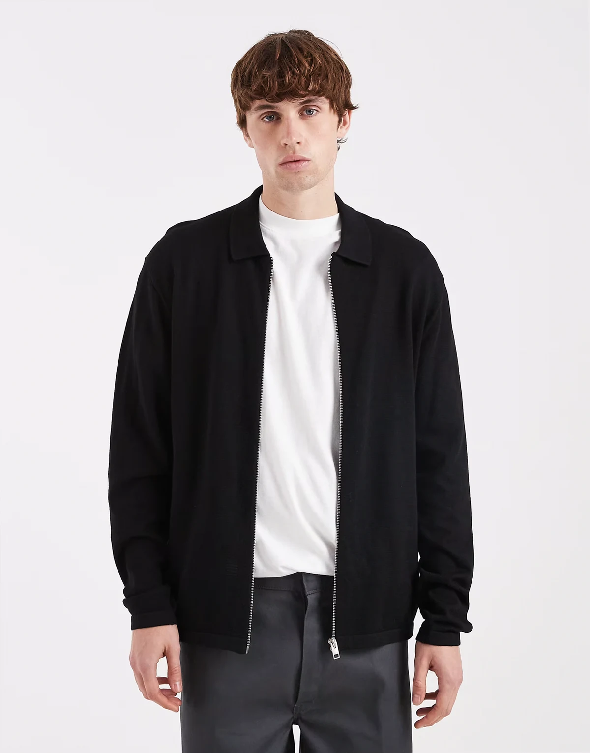 – Czarny kardigan zapinany na zamek