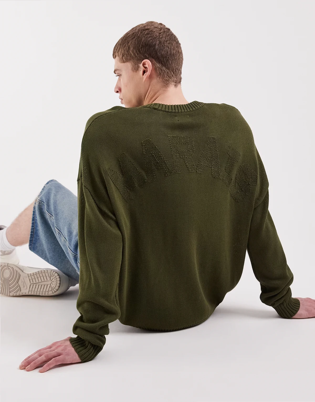 – Sweter oversize w kolorze khaki z okrągłym dekoltem i haftem „Marais” na plecach