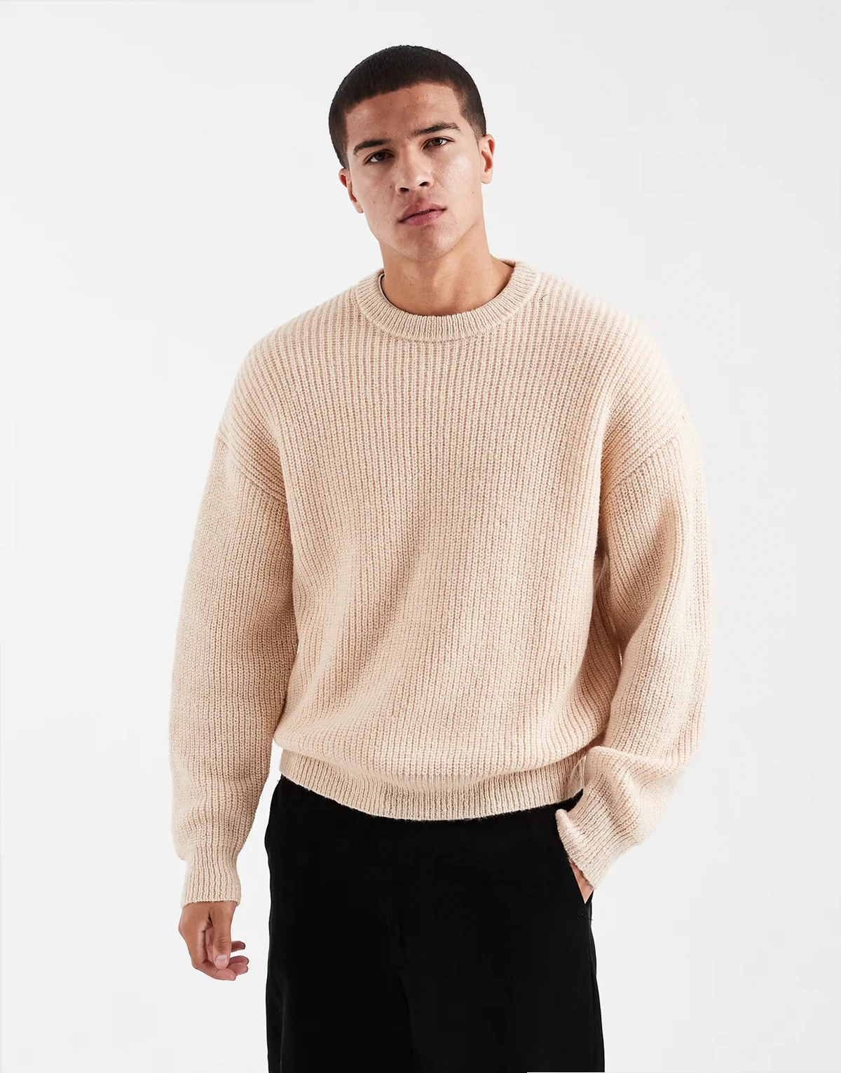 – Flauschiger Boxy-Fit-Strickpullover in Stein mit Rundhalsausschnitt