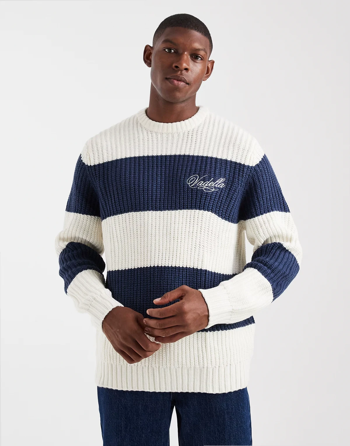 – Luźny dzianinowy sweter z okrągłym dekoltem we wzór w paski w kolorze granatowym i ecru z napisem „Vadella”