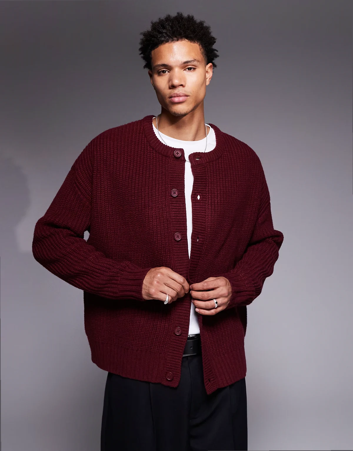– Bordowy gruby kardigan o pudełkowym kroju oversize z okrągłym dekoltem