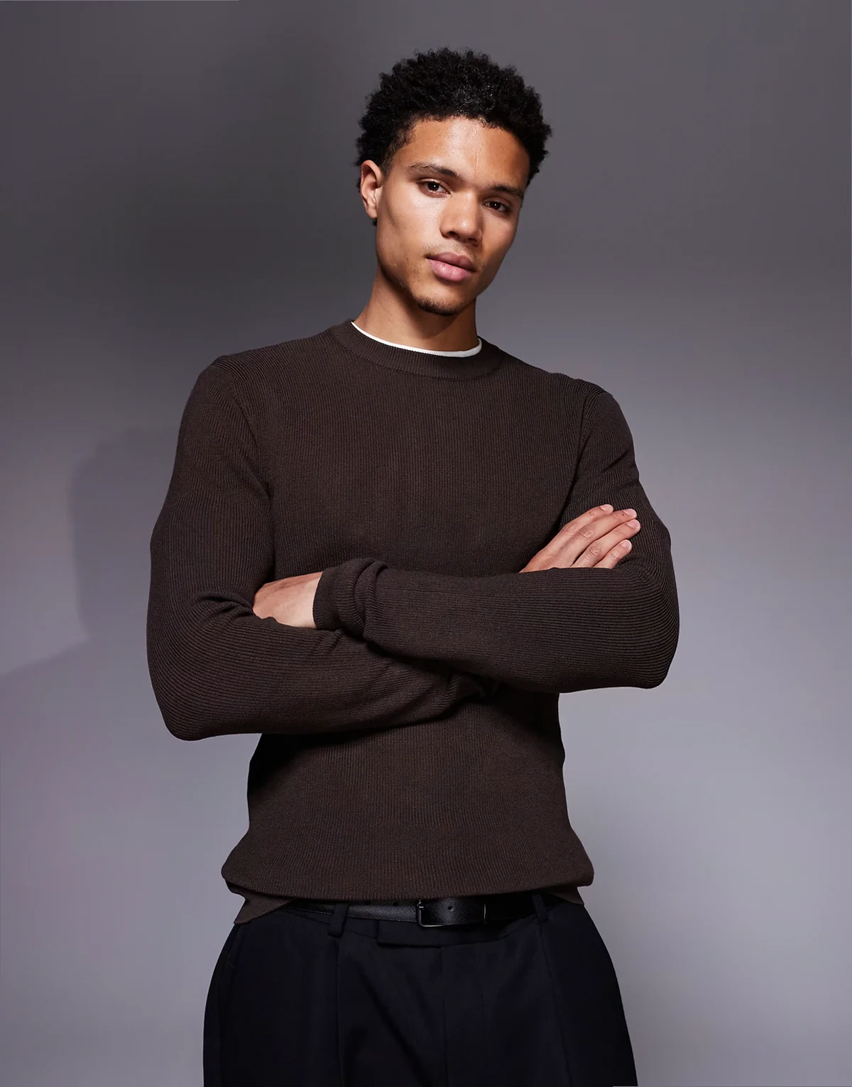 – Langärmliges, körperbetontes Strick-Shirt in Braun mit Rundhalsausschnitt