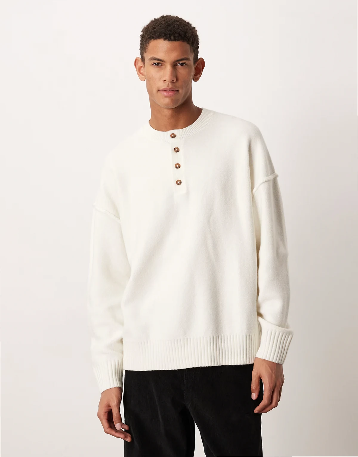 – Puszysty dzianinowy sweter o luźnym kroju z dekoltem henley w kolorze ecru