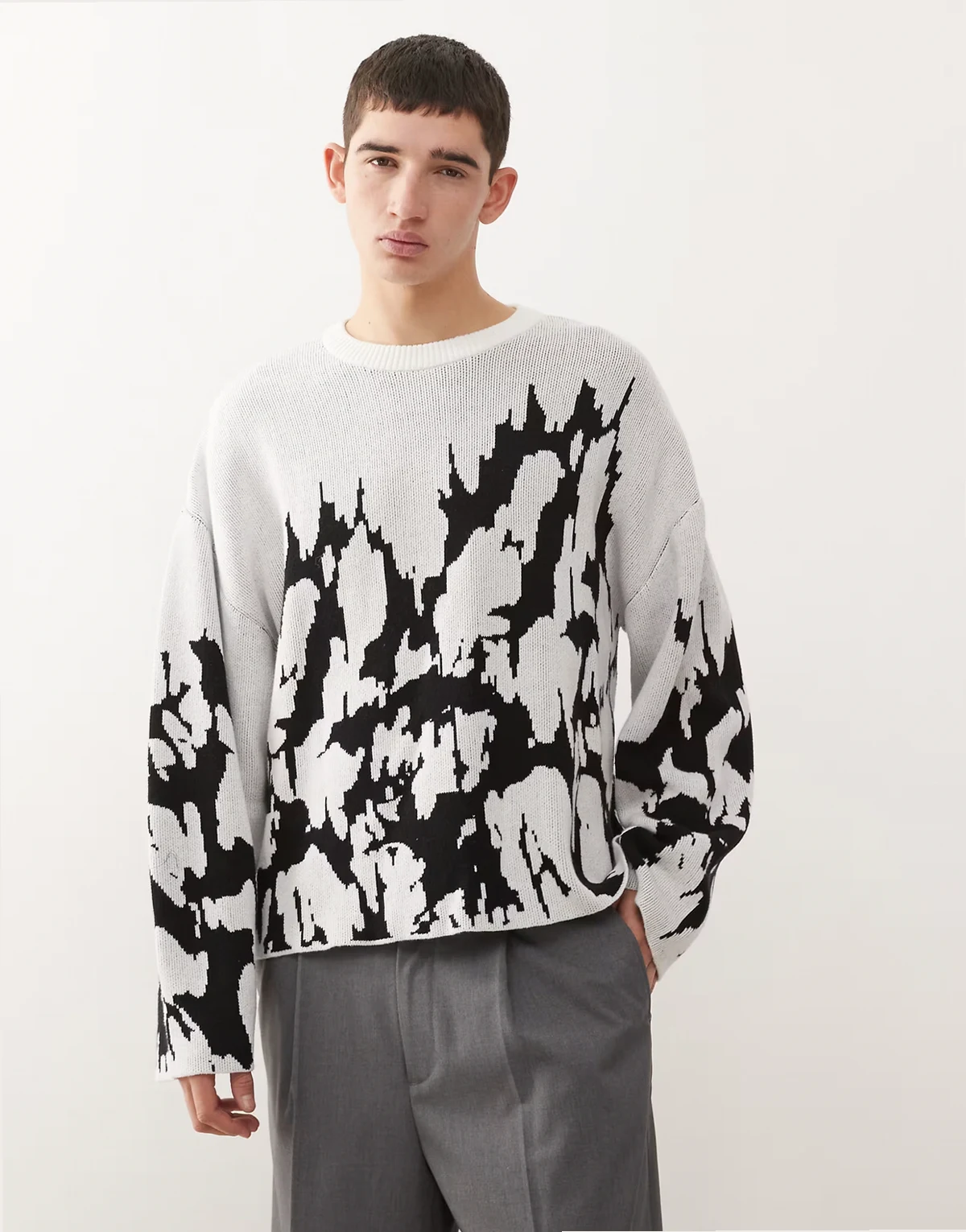 – Oversize-Pullover in Weiß mit schwarzer Grafik und Jacquard-Detail