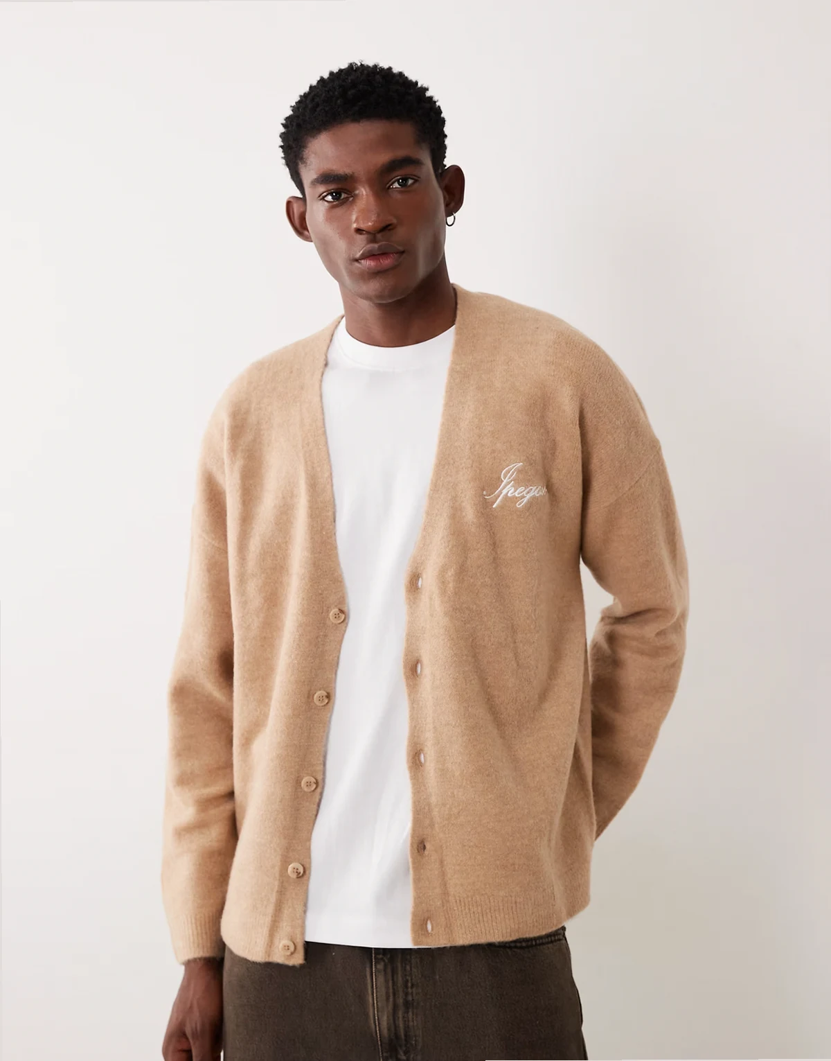 – Oversize-Strickjacke in Beige mit V-Ausschnitt und „Ipegaso“-Stickerei auf der Brust